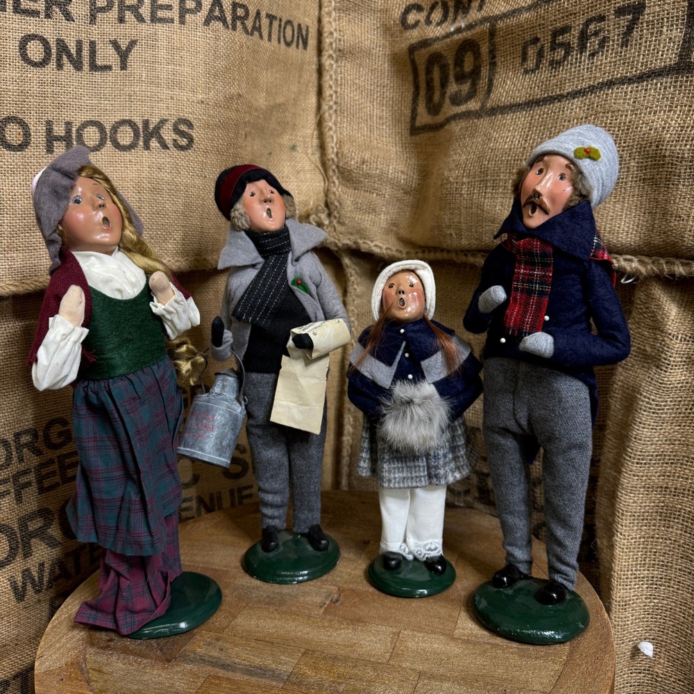 Byers Choice Carolers Lot of 4 Figures Vintage Christmas Caroler Family Set